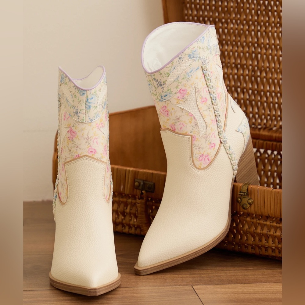 ALTAR’D state (MIA)  FLORAL BOOTS SIZE 6.5 Floral Cream  Boots